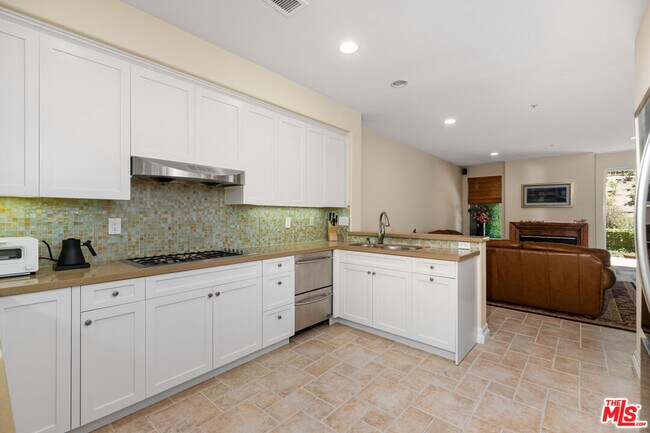Building Photo - 682 Palisades Dr