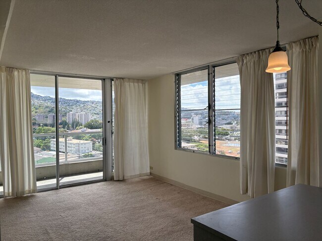 Building Photo - An absolute gem in Hono Hale Tower. Located in Mo'il'ili and close to the University of Hawaii.