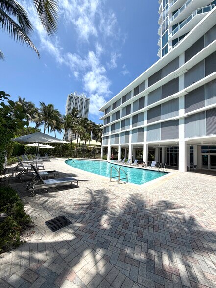 Building Photo - 6515 Collins Ave