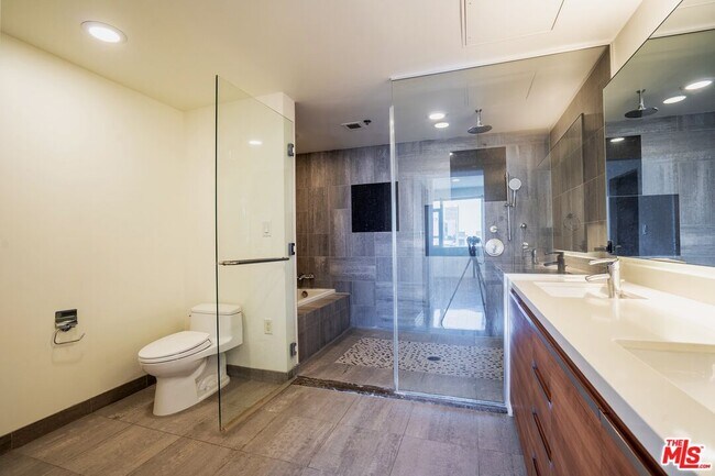 Building Photo - 3785 Wilshire Blvd