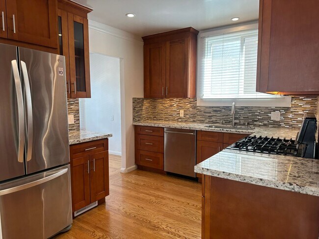 Building Photo - Bright & Charming Miraloma Home