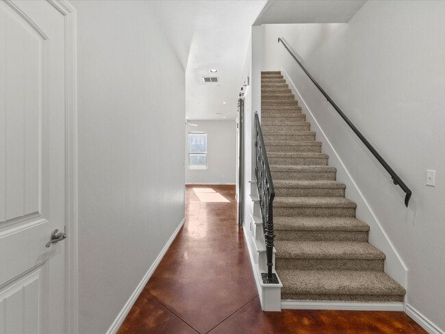 Building Photo - Gorgeous newer 2br 2.5ba Townhome!!