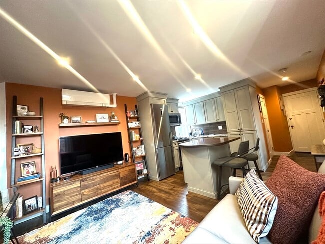 Building Photo - 10 Henchman St