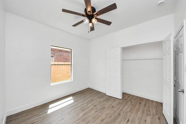 Building Photo - 23714 N Newport Bend