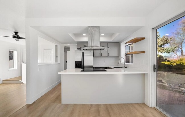 Building Photo - 3 Bed/2.5 Bath House w/ Yard Close to UNR