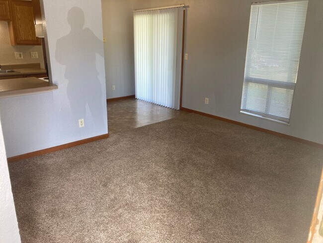 Building Photo - 2 Bed 1 Bath Located behind Hy-Vee in Osag...