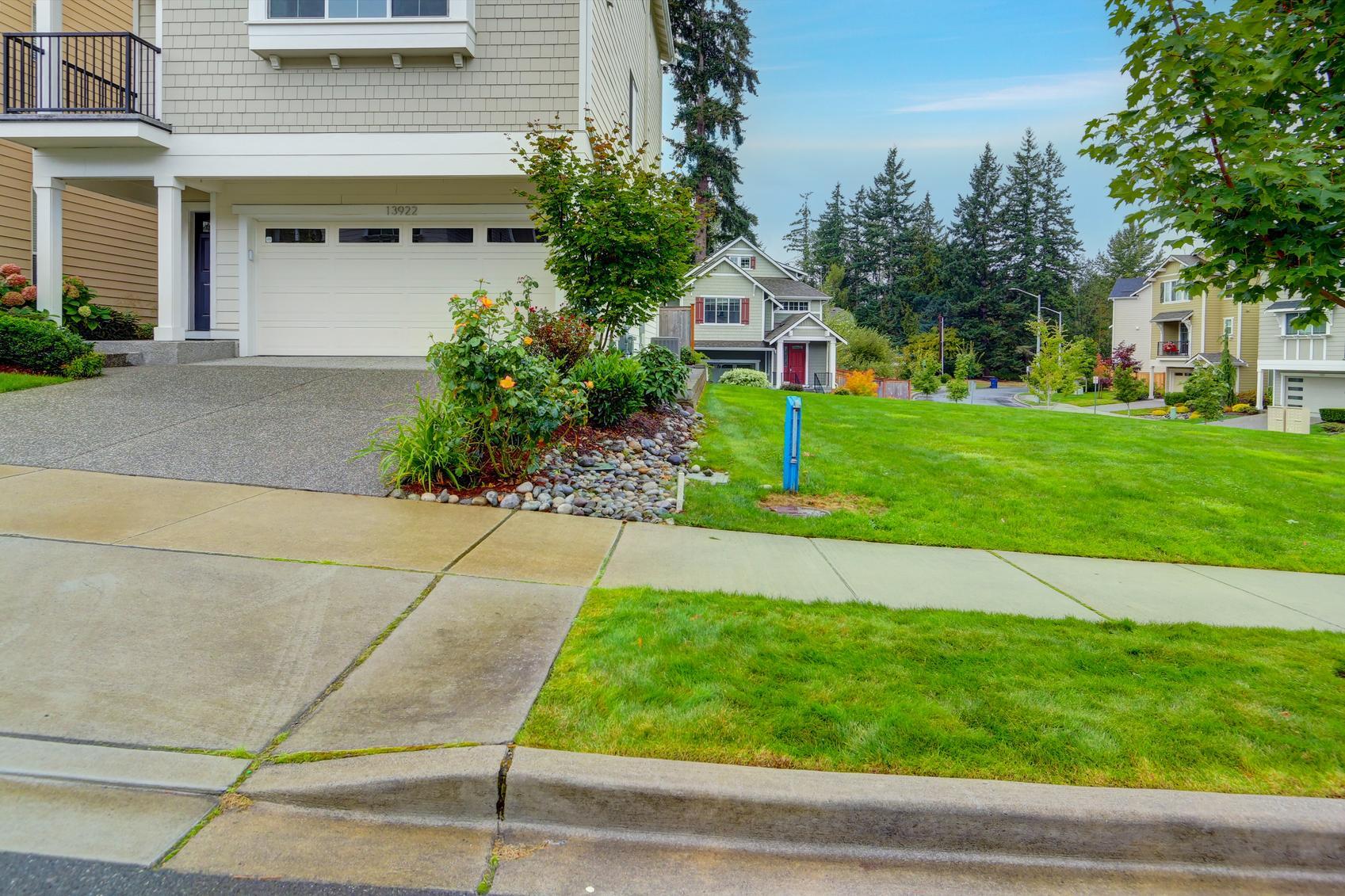 Spacious grass area adjacent to property - 13922 12th Pl W