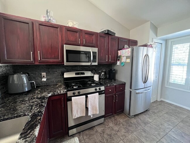Building Photo - Spacious 3 bedroom Condo In Comstock Park