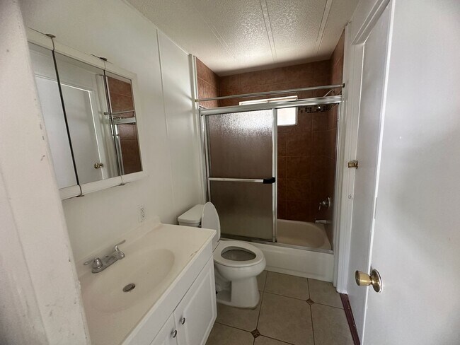 Building Photo - charming 2 bedroom mobile close to River
