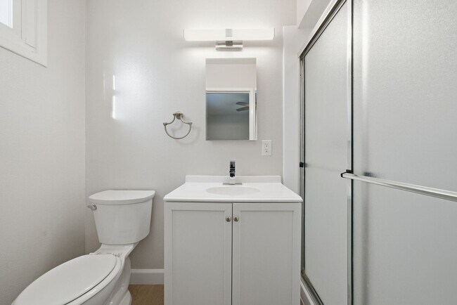 Building Photo - Updated and Stylish 3 bedroom 2.5 bath home in Anaheim