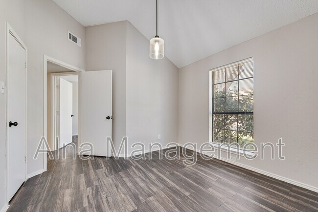 Building Photo - 1812 Medina Dr