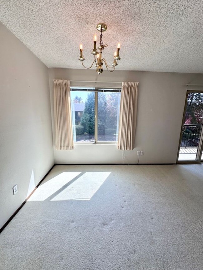 Building Photo - 2 bedroom condo with Washer/Dryer