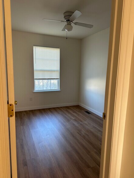 Building Photo - 517 Sally Ln