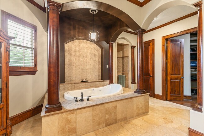 Building Photo - 22 Post Shadow Estate Dr