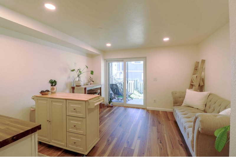 Building Photo - 2080 Oakcrest Cir