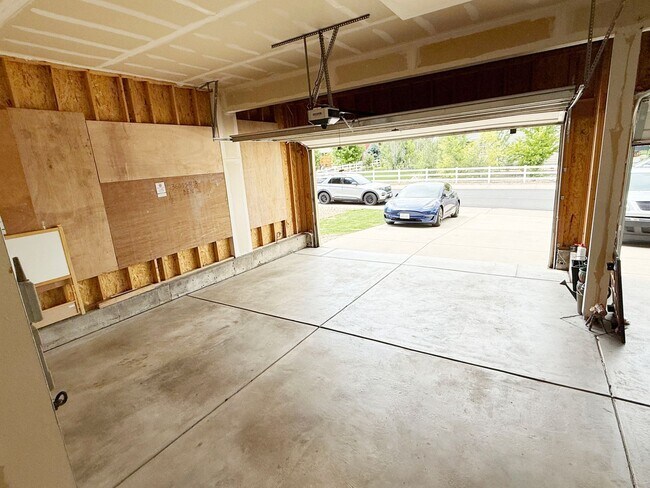 Building Photo - Amazing large 2-Story with open floor plan...