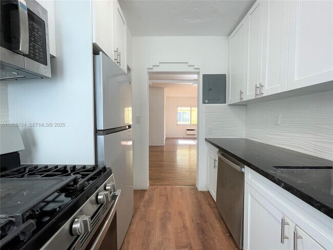 Building Photo - 955 Bay Dr