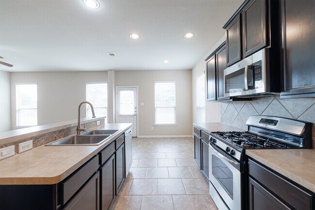 Building Photo - 25322 Saddlebrook Ranch Dr