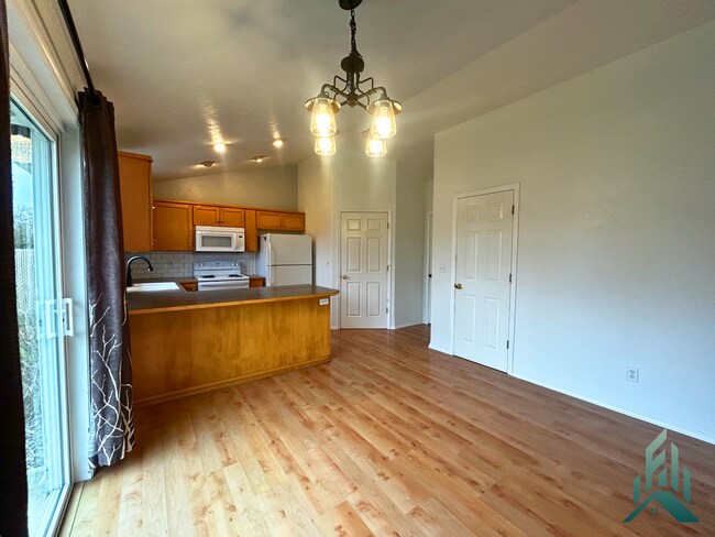 Building Photo - Updated 3 Bed 2 Bath Home