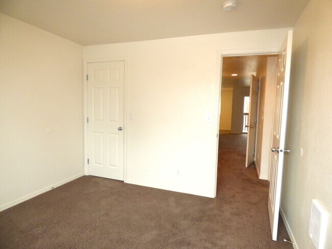 Building Photo - Rent Special: FREE June's Rent - 2 Bedroom 1 Bath Unit NE Salem!