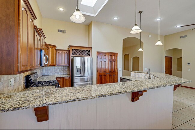 Building Photo - Beautiful Home in Sonoma Ranch with Amazin...