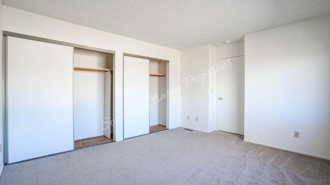 Building Photo - Lovely 3 Bedroom Townhouse ~ Water Included