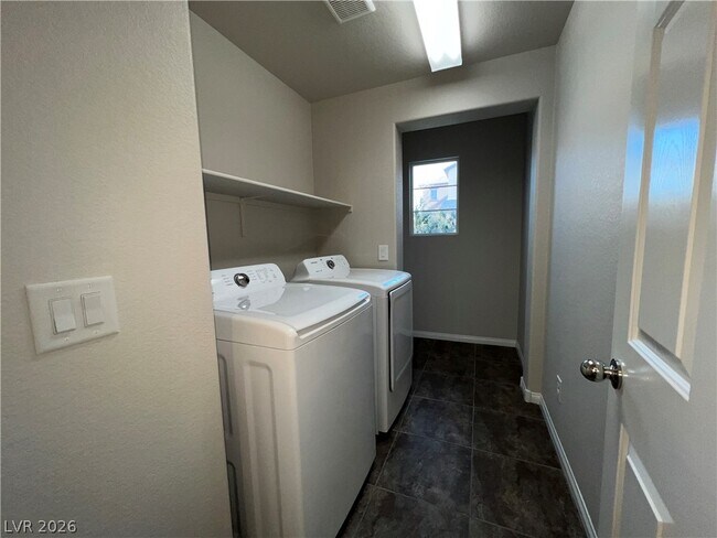 Building Photo - 10804 Leatherstocking Ave