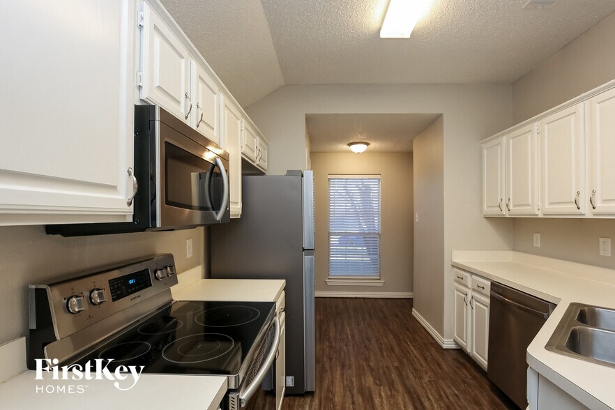 Building Photo - 805 Shadybrook Ln