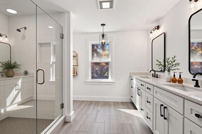 Building Photo - 4 bedroom in Newton MA 02461