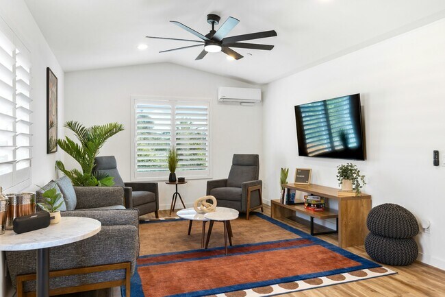 Building Photo - 663 S Tulip St