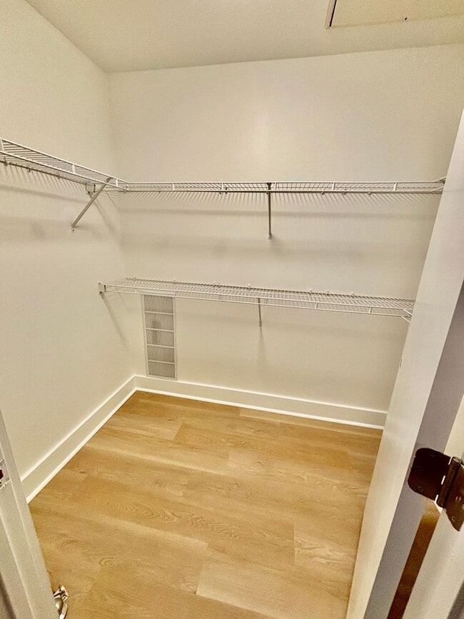 Building Photo - 1 Bedroom Condo Downtown!