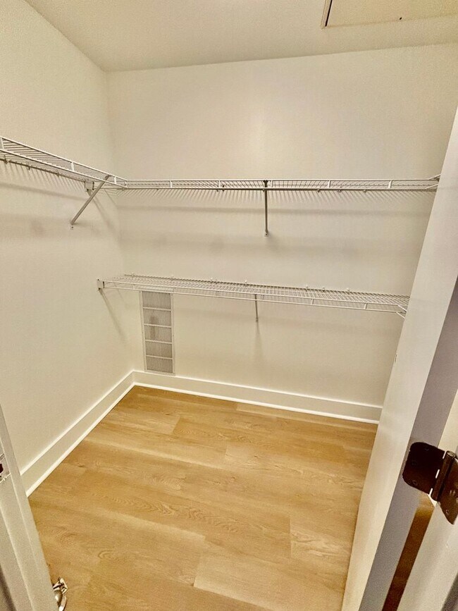 Building Photo - MOVE IN NOW OCTOBER RENT FREE - 1 Bedroom ...