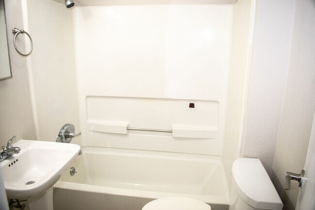 Building Photo - Cozy 1 Bedroom with 2 stall garage