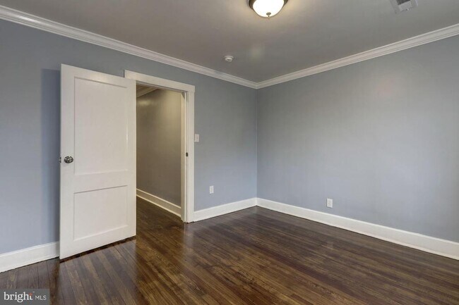 Building Photo - 811 Thayer Ave