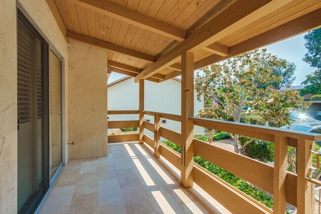Building Photo - Gorgeous Upper Unit Condo in Fairway Knoll...