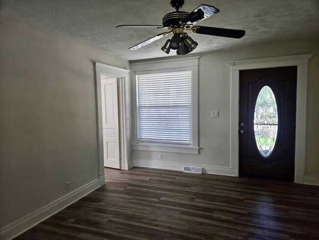 Building Photo - 2 bedroom main floor unit, Berrien Springs