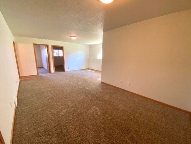Building Photo - 744 34th Ave W
