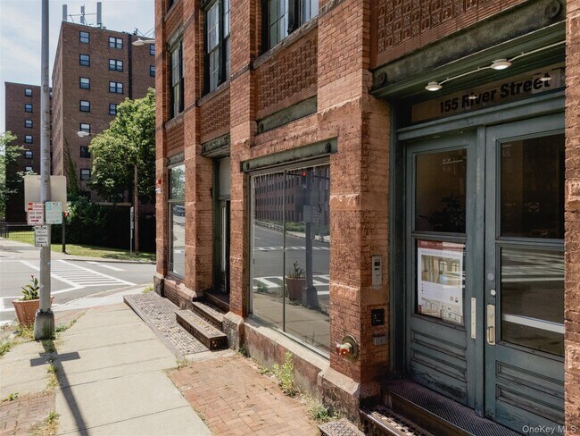 Building Photo - 155 River St