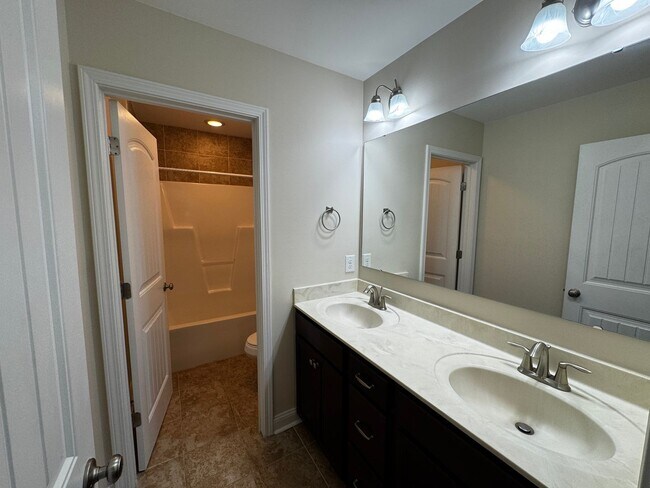Building Photo - 5 Bedroom 3 Bath Home In Grays Creek