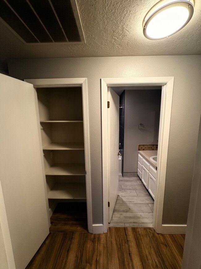 Building Photo - 1405 E Bergeson St