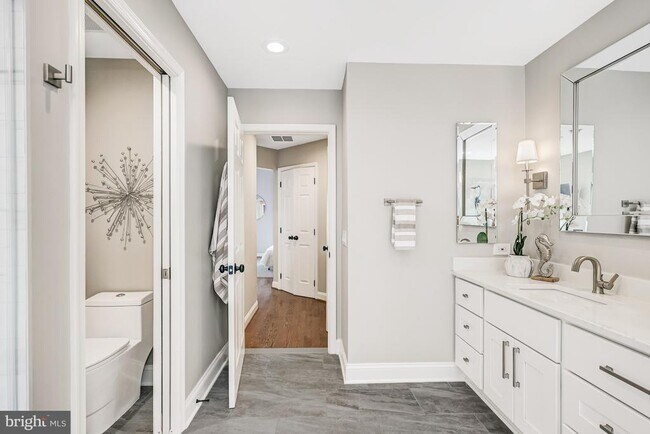 Building Photo - 17 Alexander St