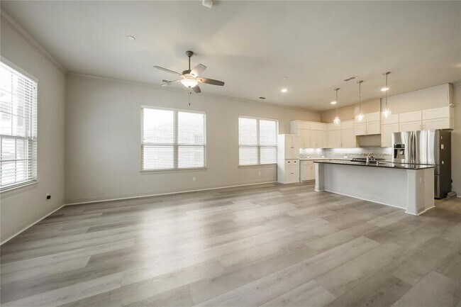 Building Photo - 2745 Troutt Dr