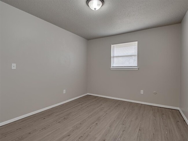 Building Photo - 1525 McGregor Dr