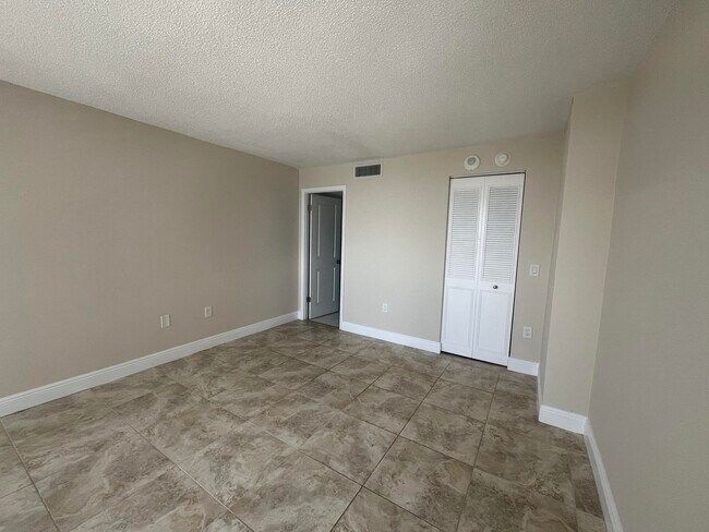 Building Photo - 5600 N Flagler Dr