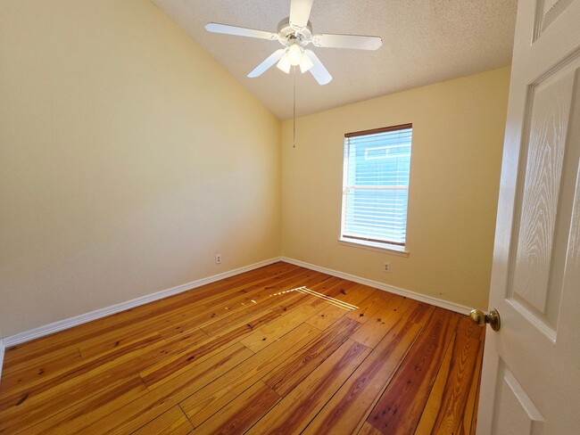 Building Photo - Charming 3 Bedroom, 2 bath Home in West El...