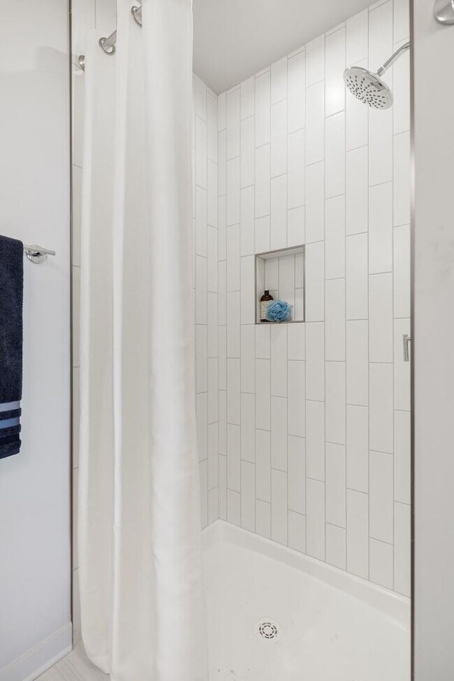 Building Photo - Gorgeous 3 bedroom end unit townhome with garage