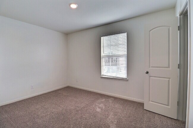 Building Photo - "Move-In Ready 3-Bed Home with Solar Panels, Washer, Dryer & Refrigerator!"