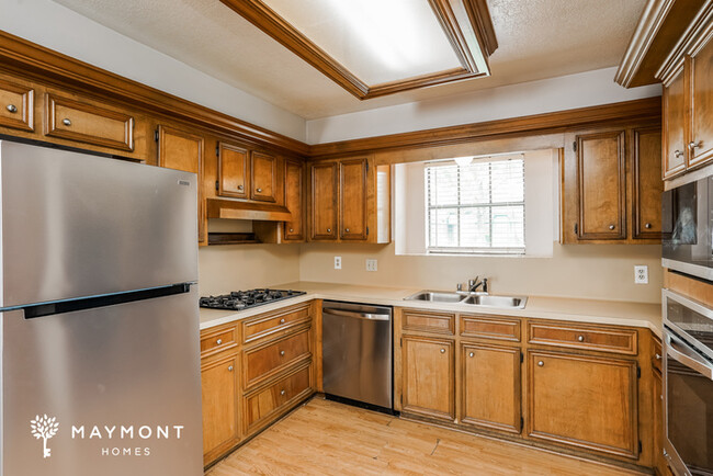 Building Photo - Spacious 4-Bedroom Home with Pool in Yorkt...
