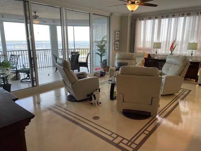 Building Photo - 2104 W First St