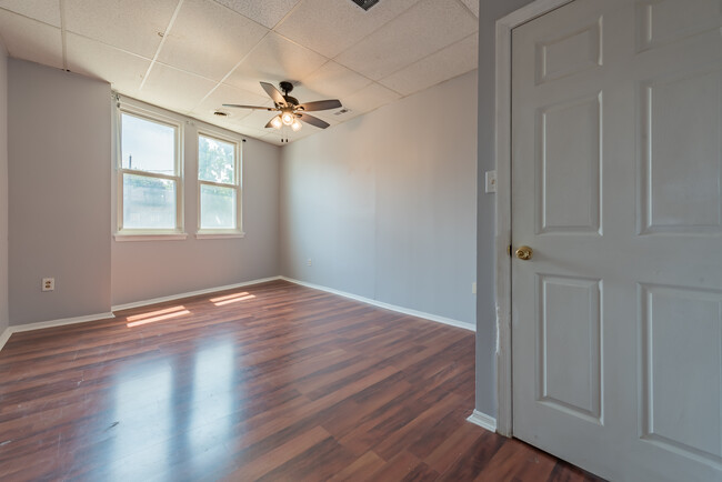 Building Photo - 104 N Graham